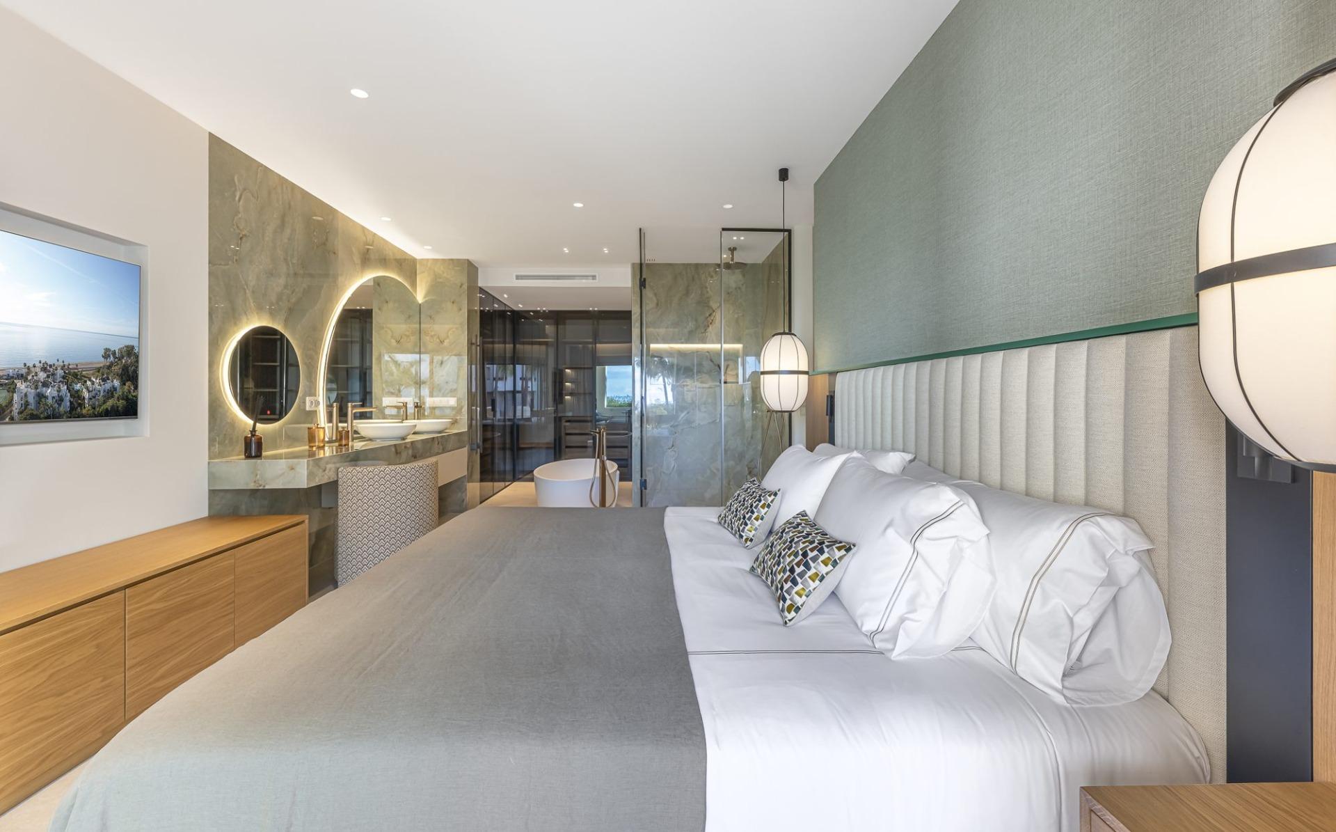 Renovated Frontline Beach Apartment with Sea Views, New Golden Mile, photograph 13