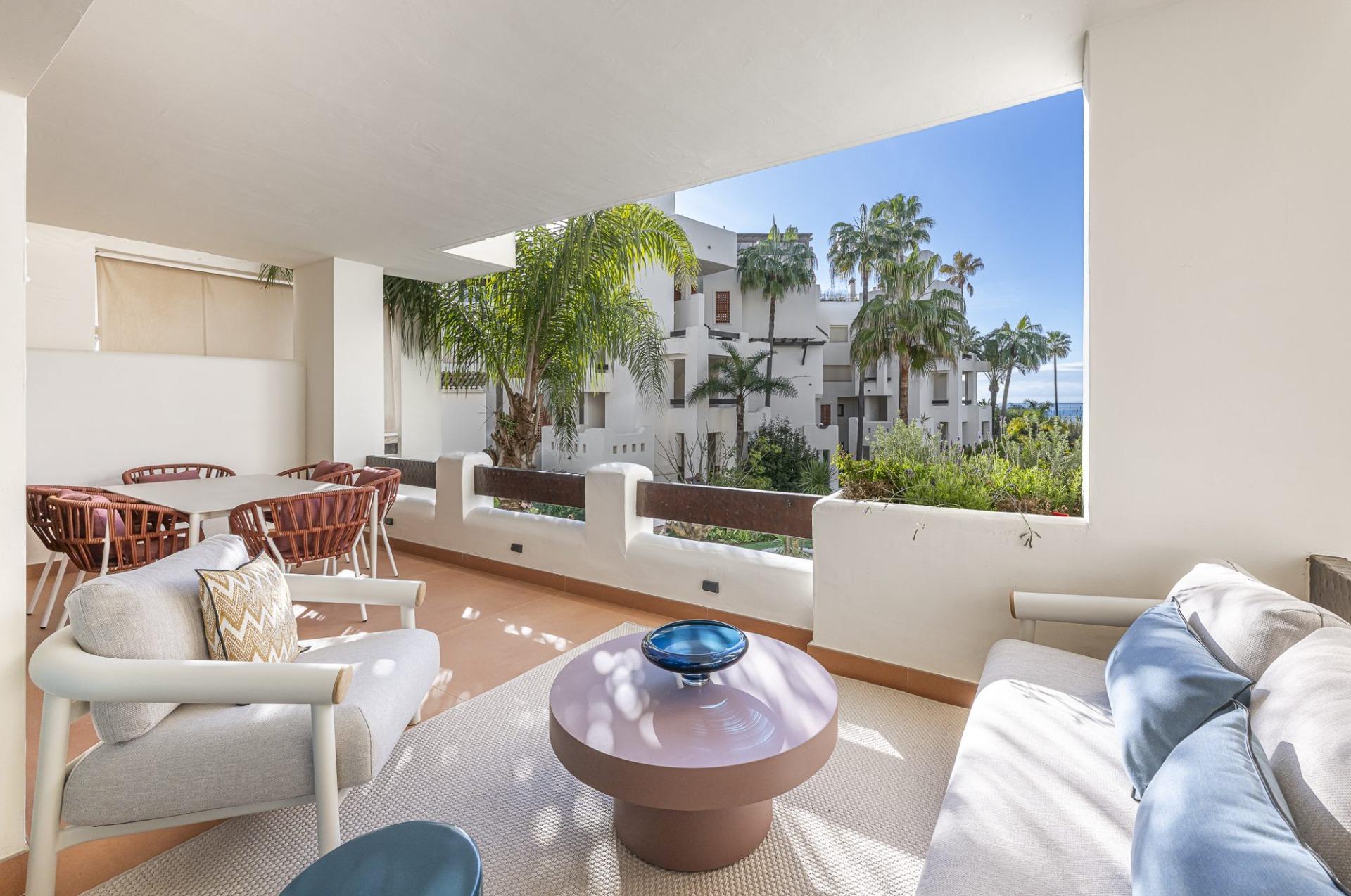 Renovated Frontline Beach Apartment with Sea Views, New Golden Mile, photograph 4