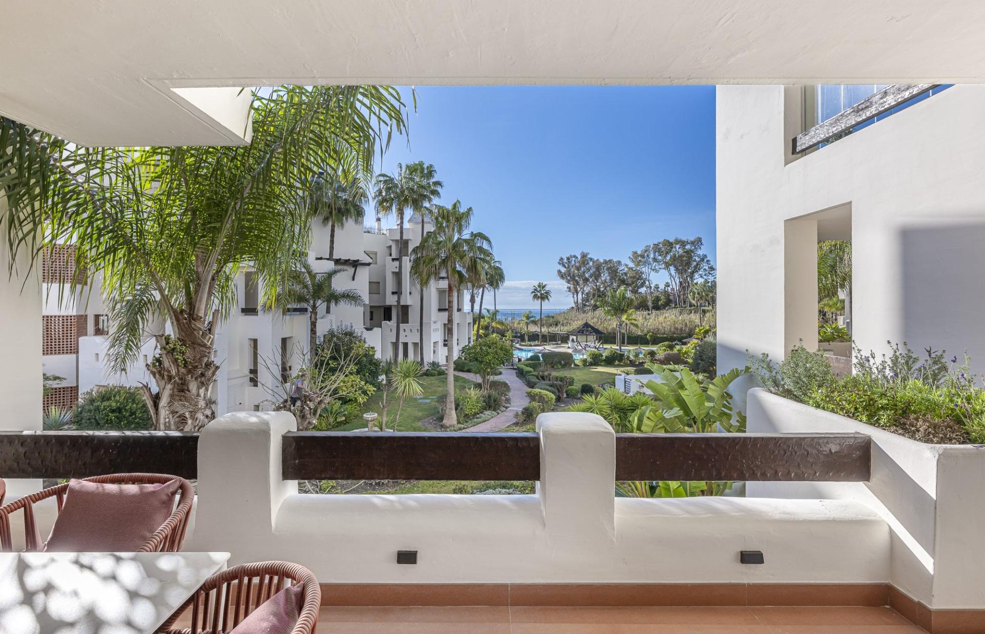 Renovated Frontline Beach Apartment with Sea Views, New Golden Mile, photograph 3