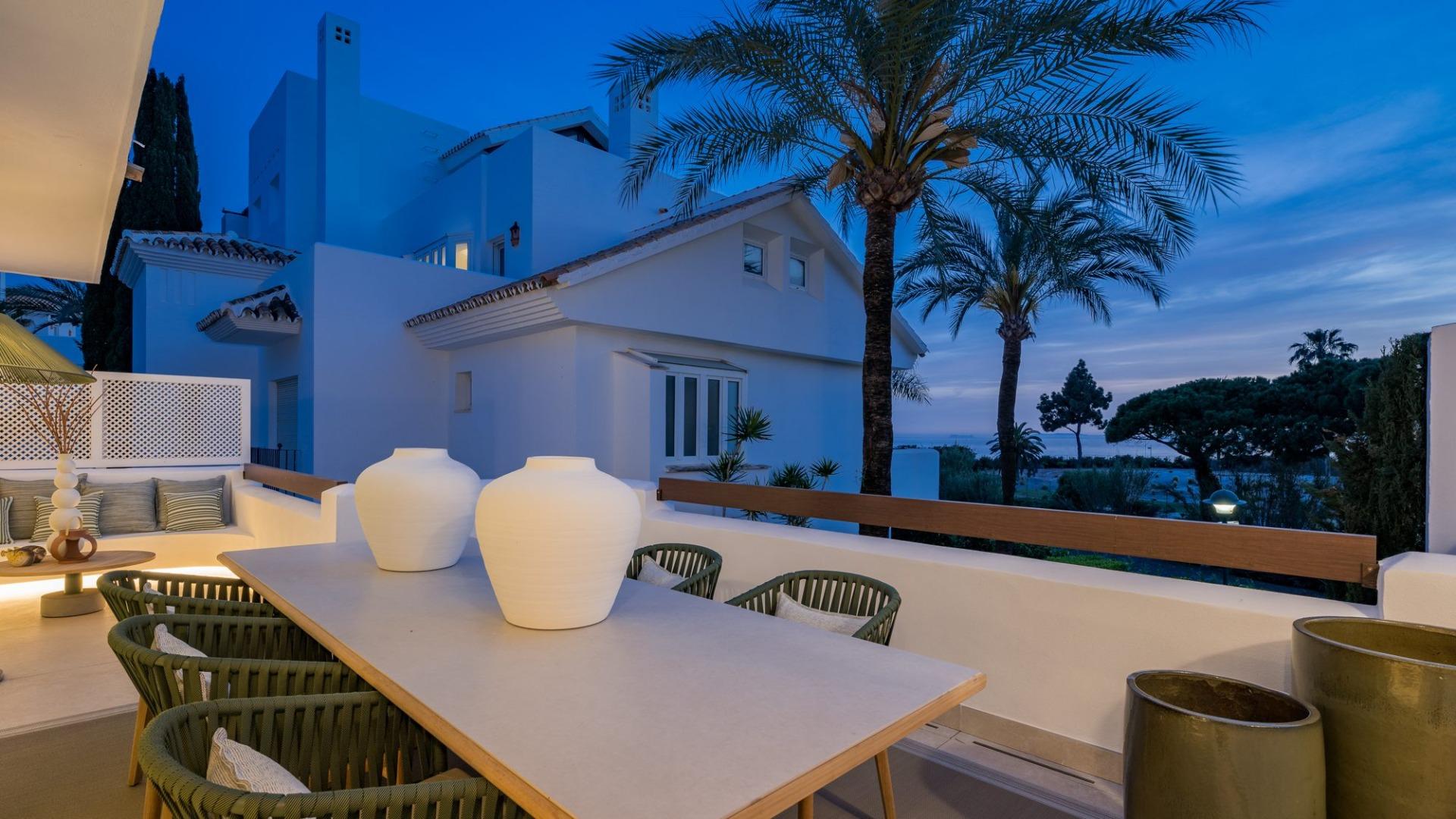 Renovated Beachside Apartment with Sea and Golf Views, Marbella East, photograph 2