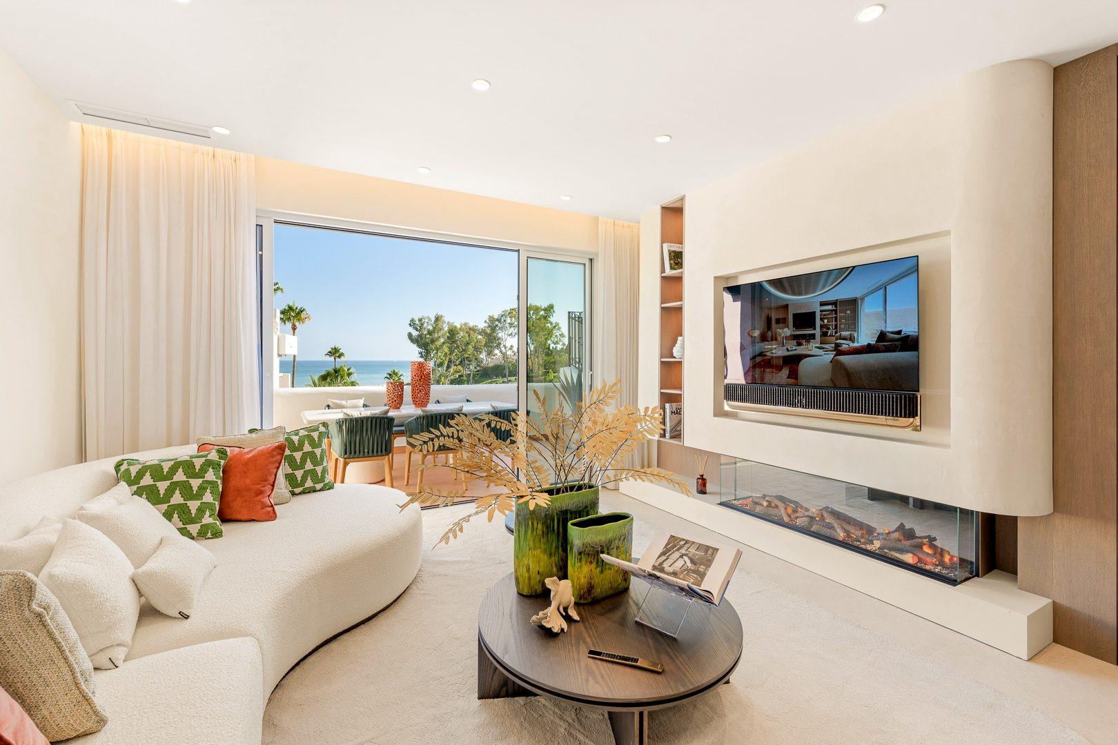 Frontline Beach Penthouse with Rooftop Terrace, Jacuzzi and Sea Views, New Golden Mile, photograph 10