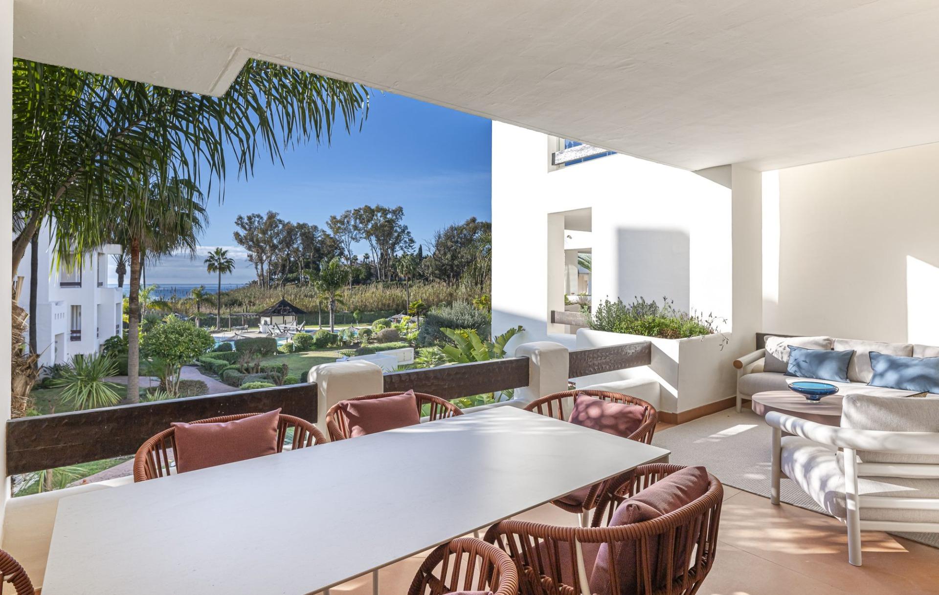 Renovated Frontline Beach Apartment with Sea Views, New Golden Mile, photograph 2