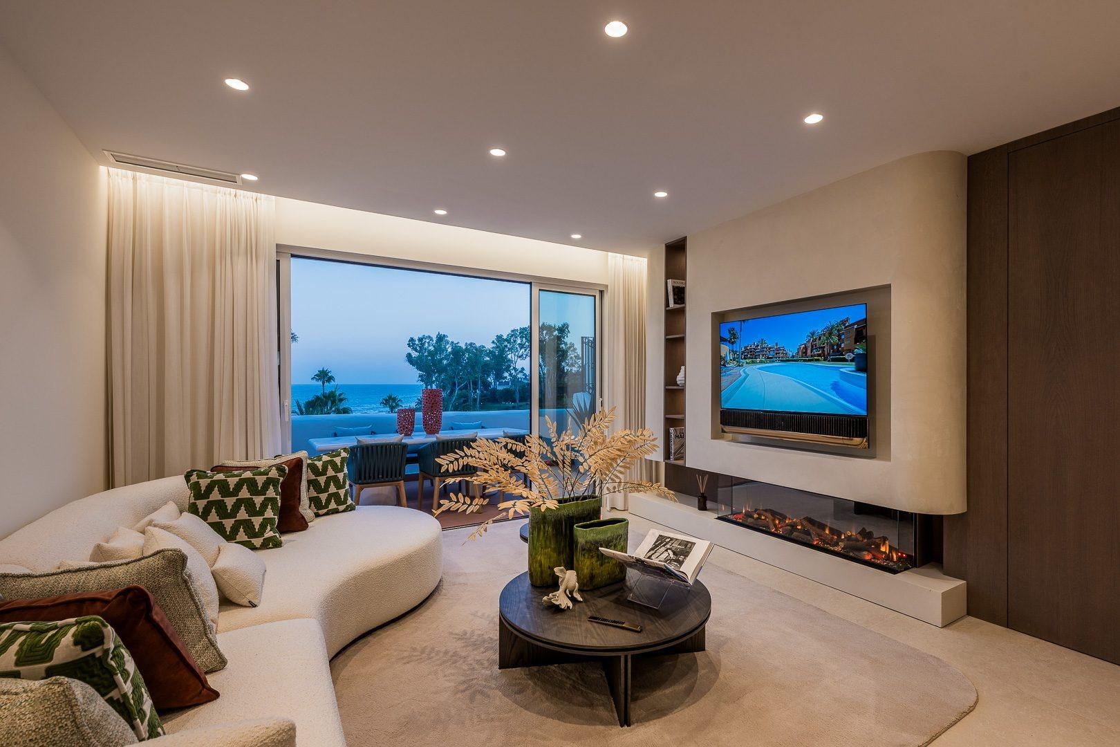 Frontline Beach Penthouse with Rooftop Terrace, Jacuzzi and Sea Views, New Golden Mile, photograph 12