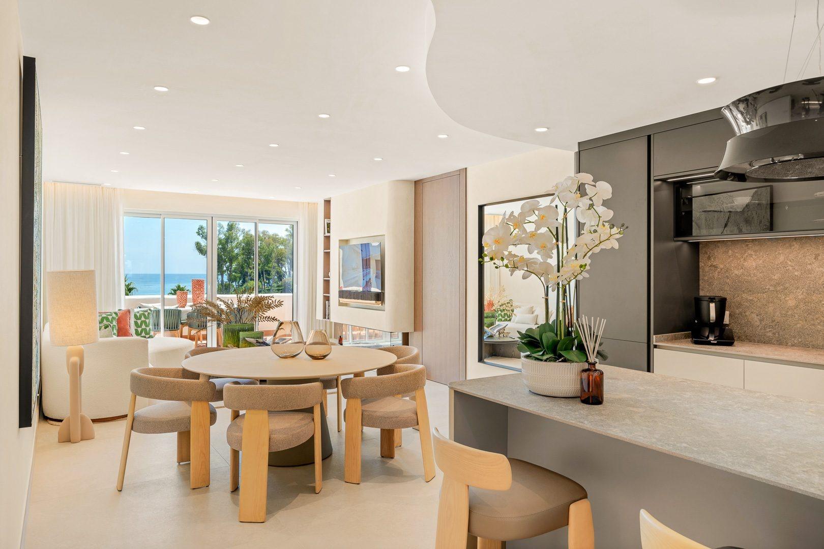 Frontline Beach Penthouse with Rooftop Terrace, Jacuzzi and Sea Views, New Golden Mile, photograph 14