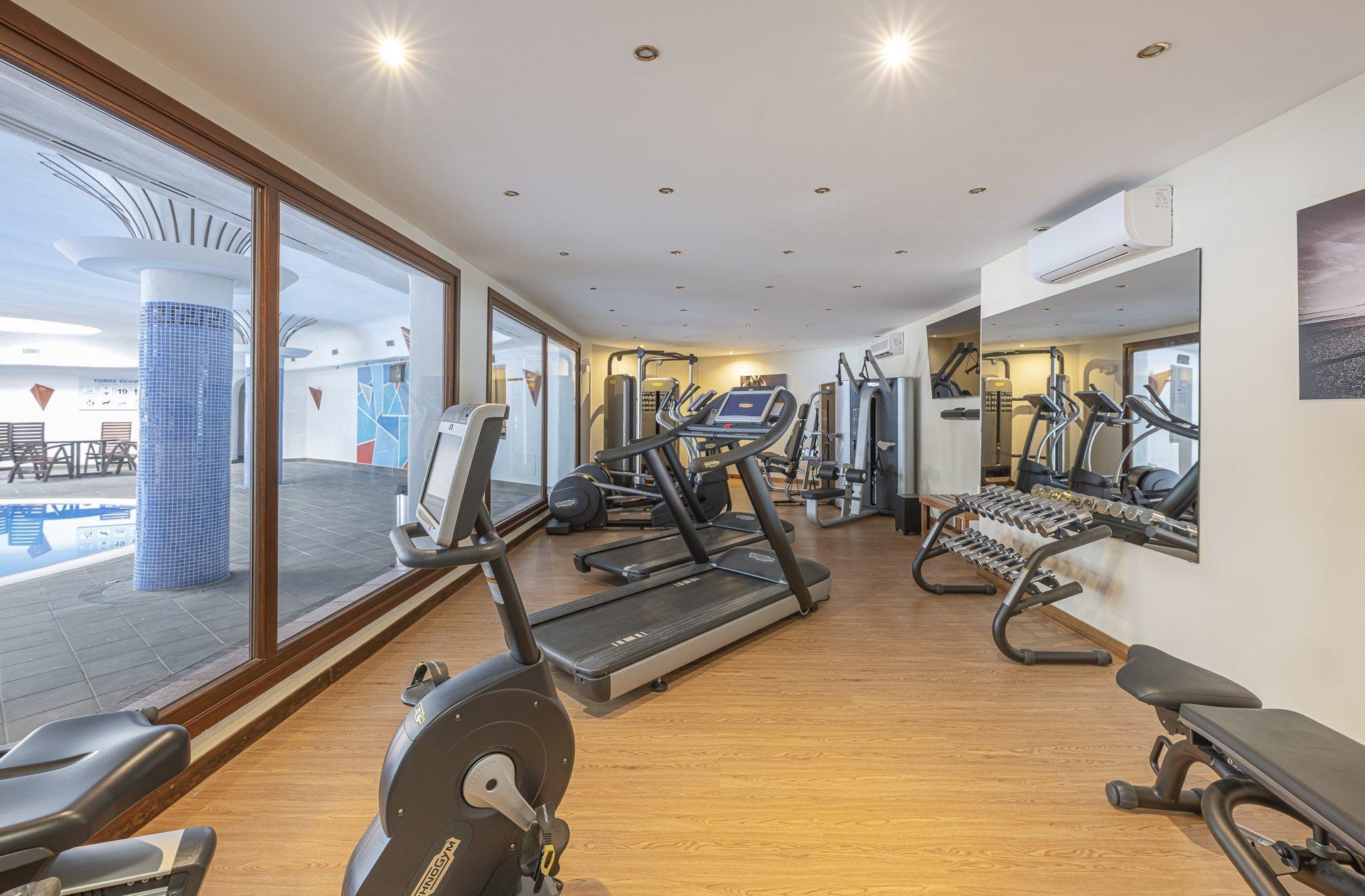 Spectacular Four Bedroom Penthouse with Rooftop Terrace, New Golden Mile, photograph 10