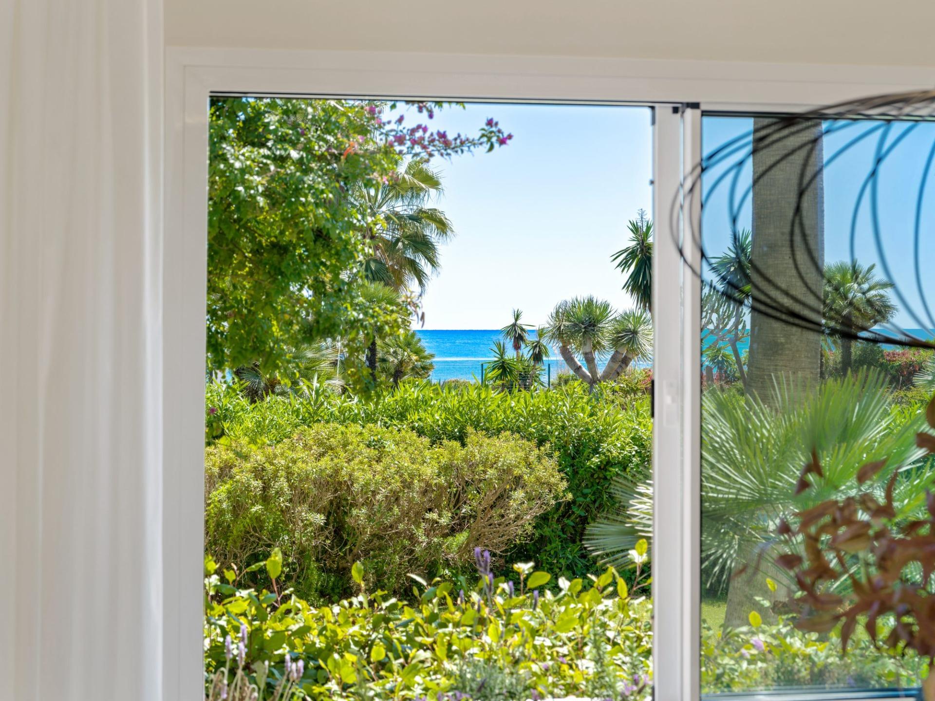 Renovated Beachside Ground Floor Apartment with Garden, New Golden Mile, photograph 3