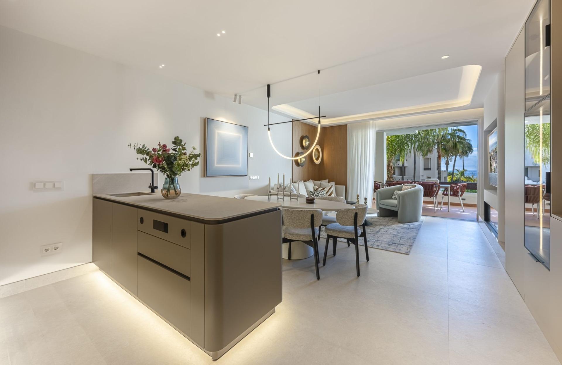 Renovated Frontline Beach Apartment with Sea Views, New Golden Mile, photograph 10