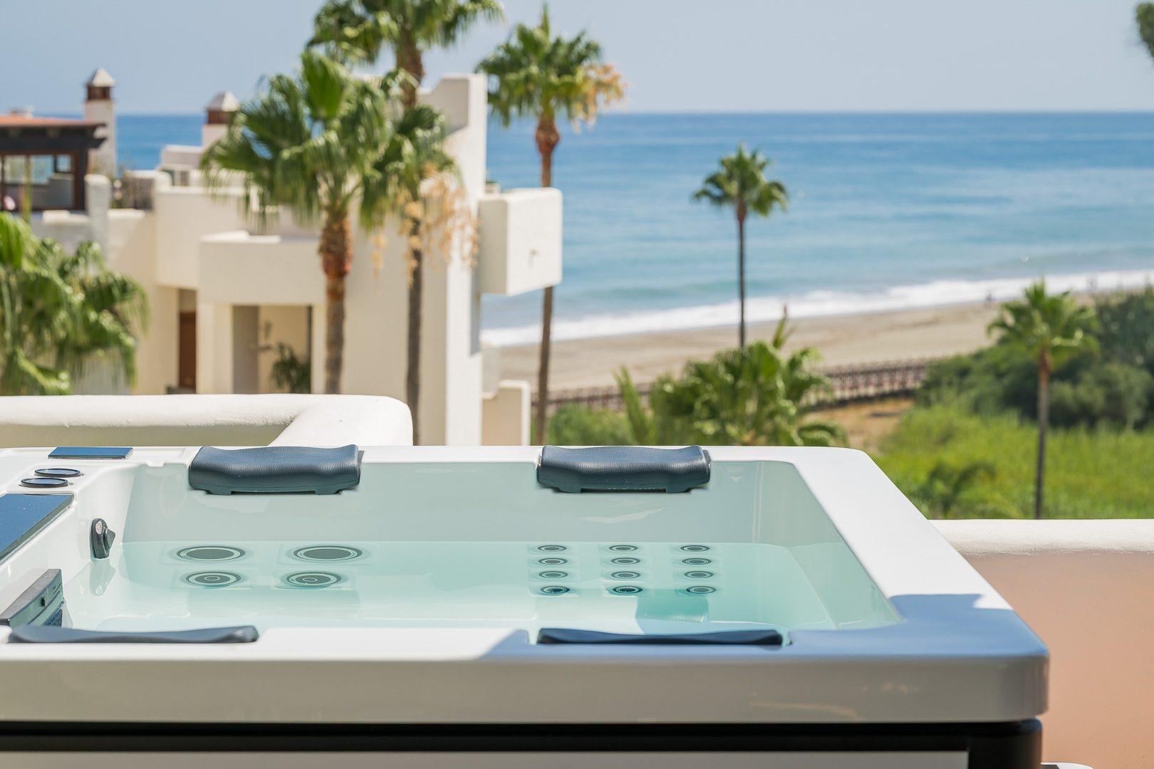Frontline Beach Penthouse with Rooftop Terrace, Jacuzzi and Sea Views, New Golden Mile, photograph 4