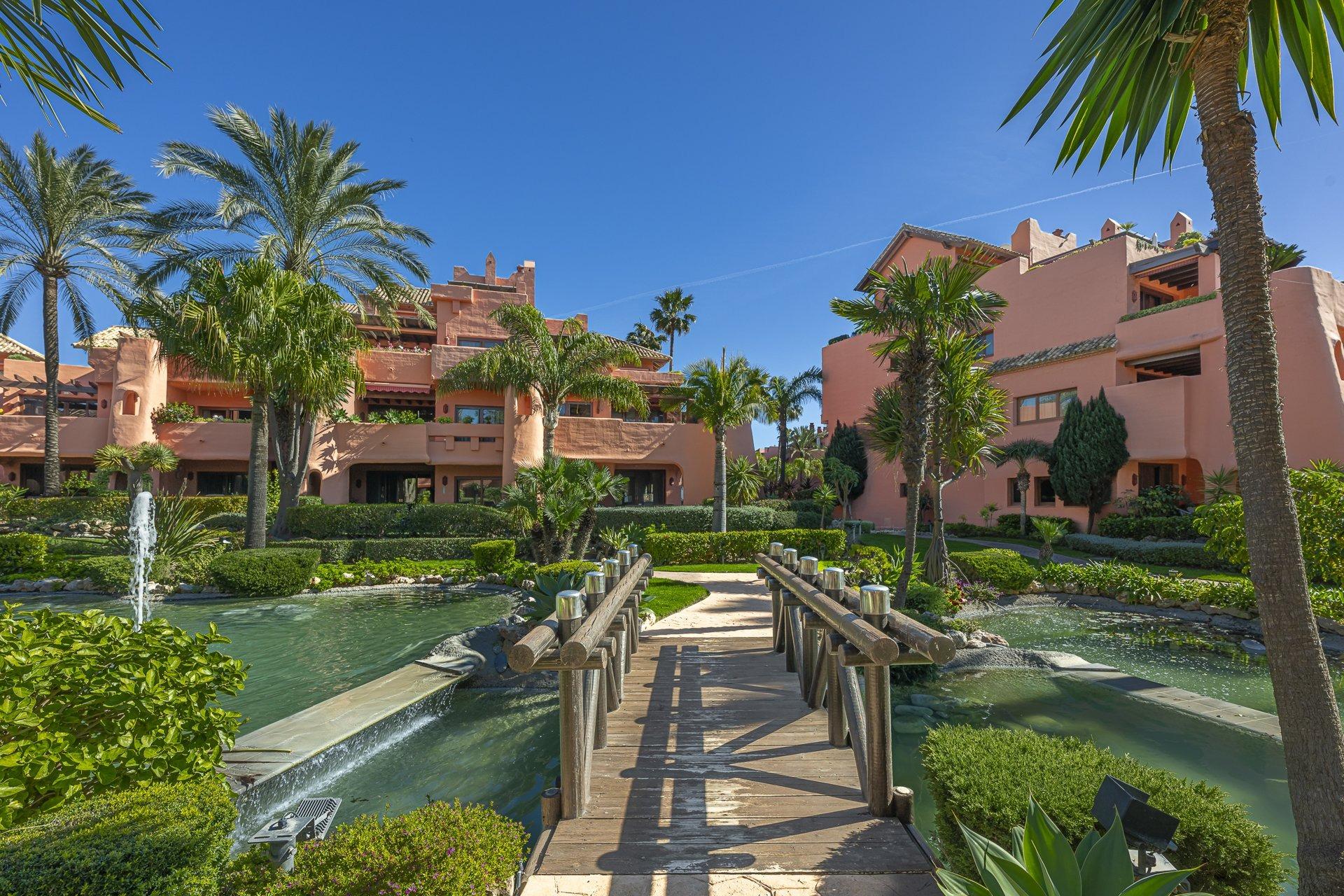 Spectacular Four Bedroom Penthouse with Rooftop Terrace, New Golden Mile, photograph 17