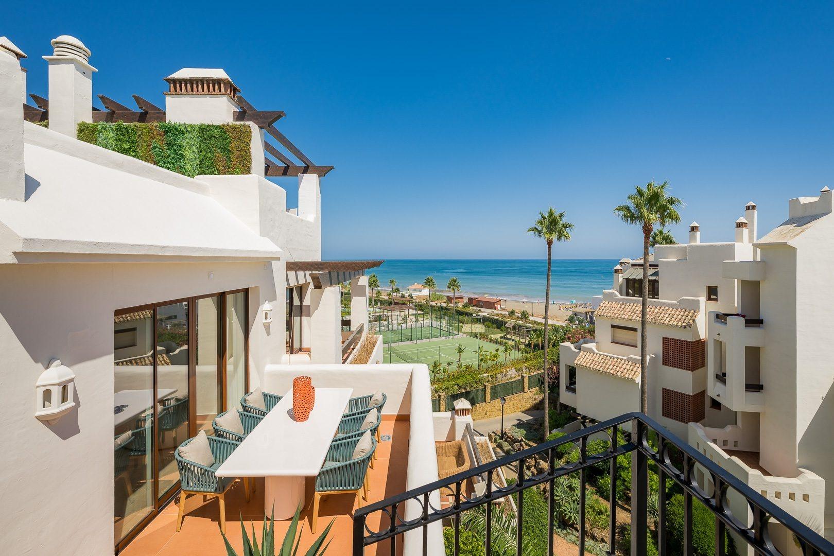 Frontline Beach Penthouse with Rooftop Terrace, Jacuzzi and Sea Views, New Golden Mile, photograph 3