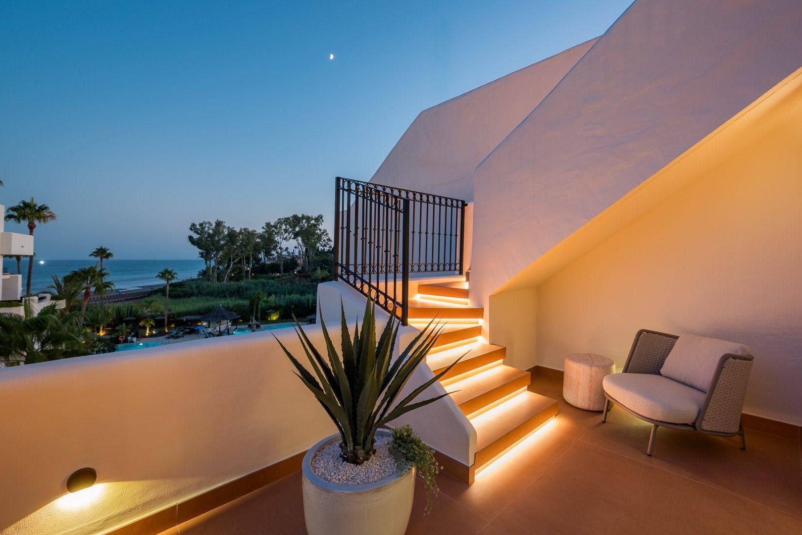 Frontline Beach Penthouse with Rooftop Terrace, Jacuzzi and Sea Views, New Golden Mile, photograph 8