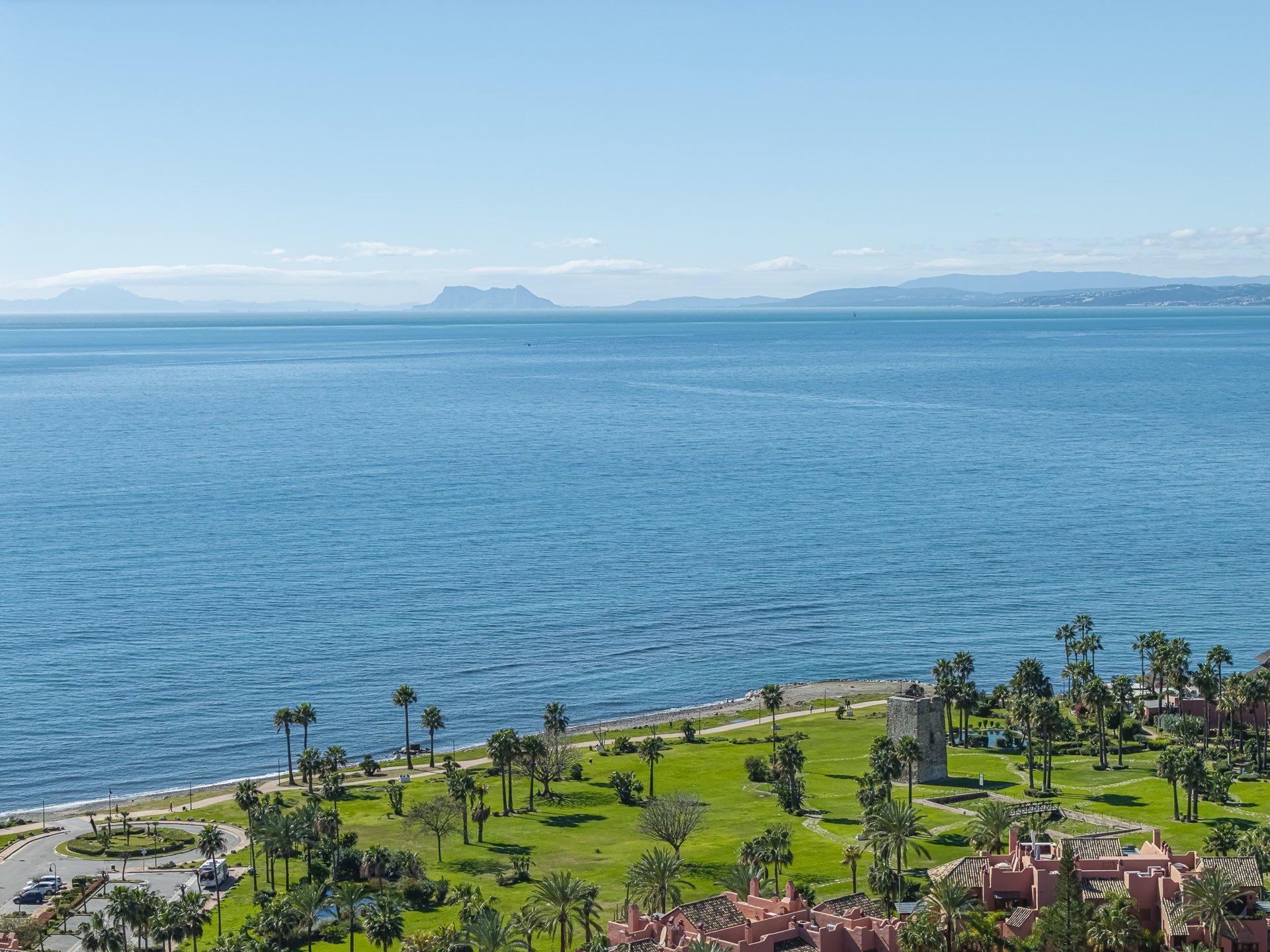 Spectacular Four Bedroom Penthouse with Rooftop Terrace, New Golden Mile, photograph 4
