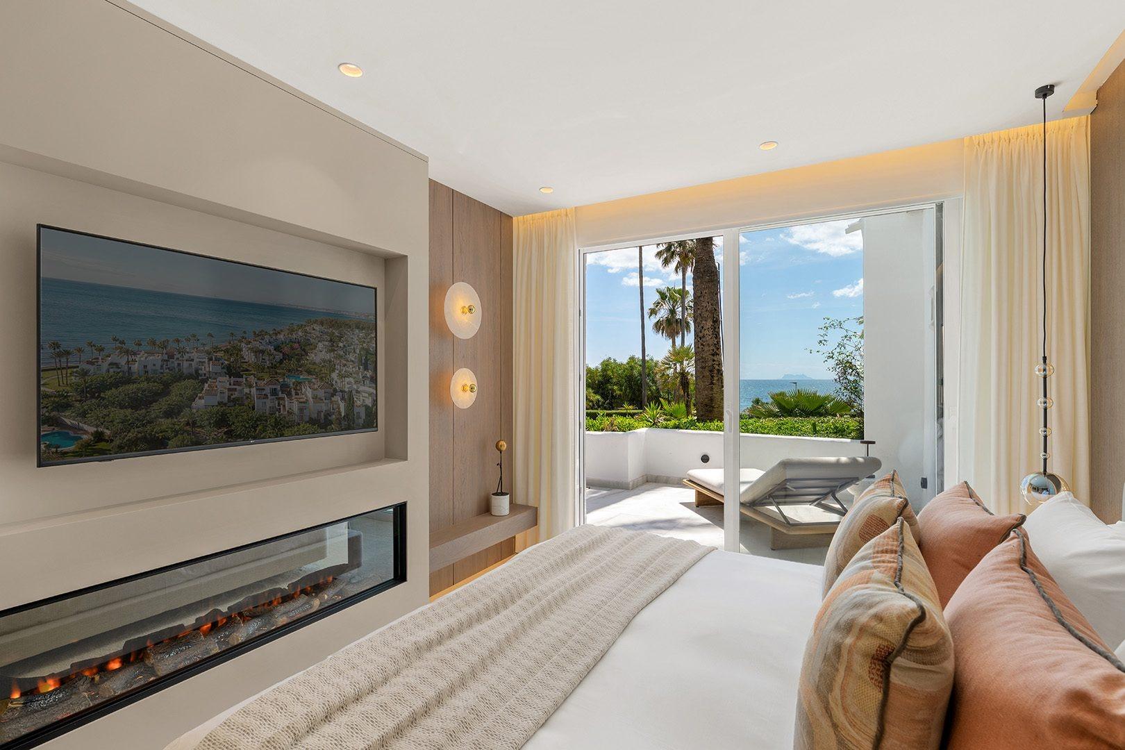 Renovated Ground Floor Beach Apartment with Sea Views, Estepona, photograph 13