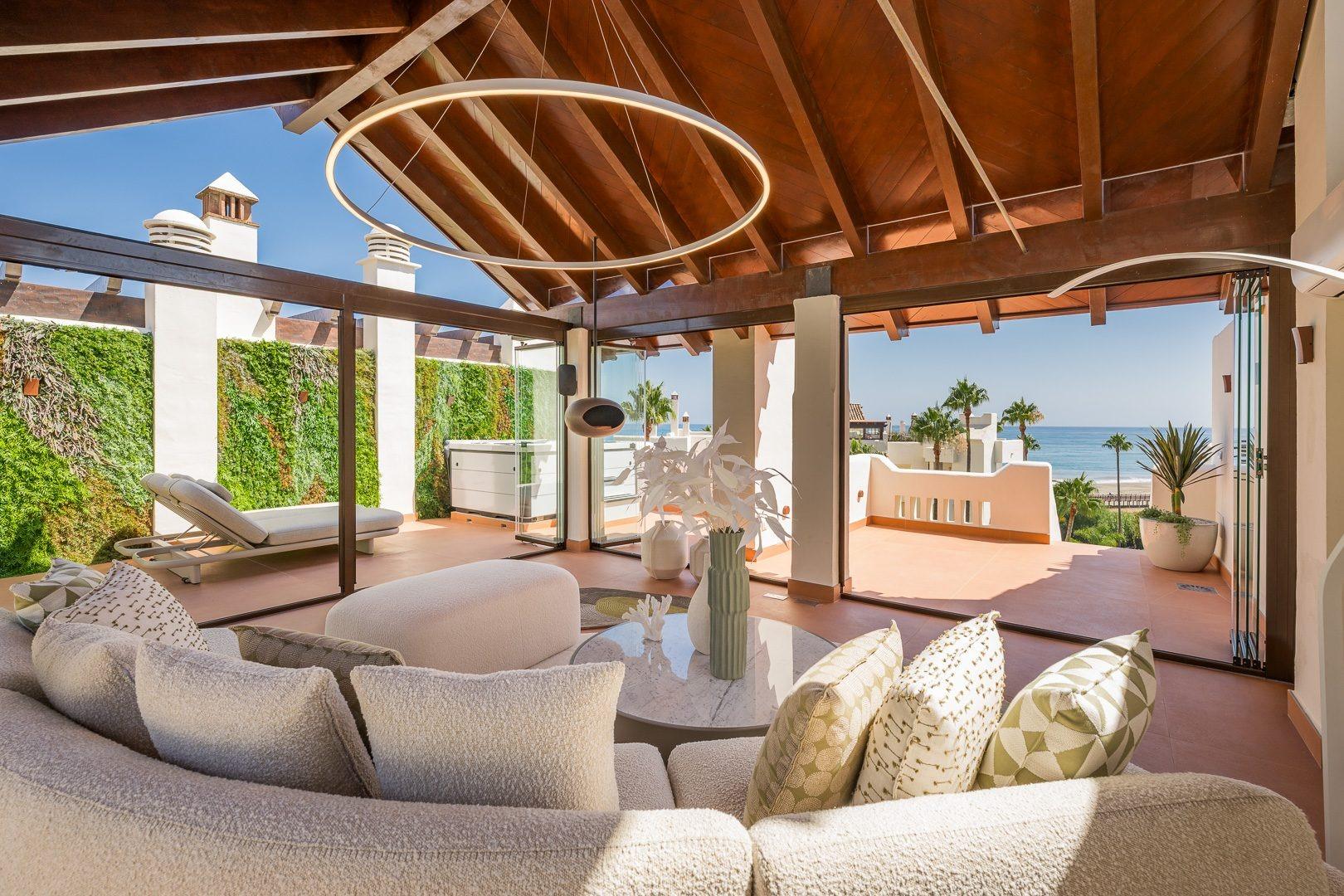 Frontline Beach Penthouse with Rooftop Terrace, Jacuzzi and Sea Views, New Golden Mile, photograph 2