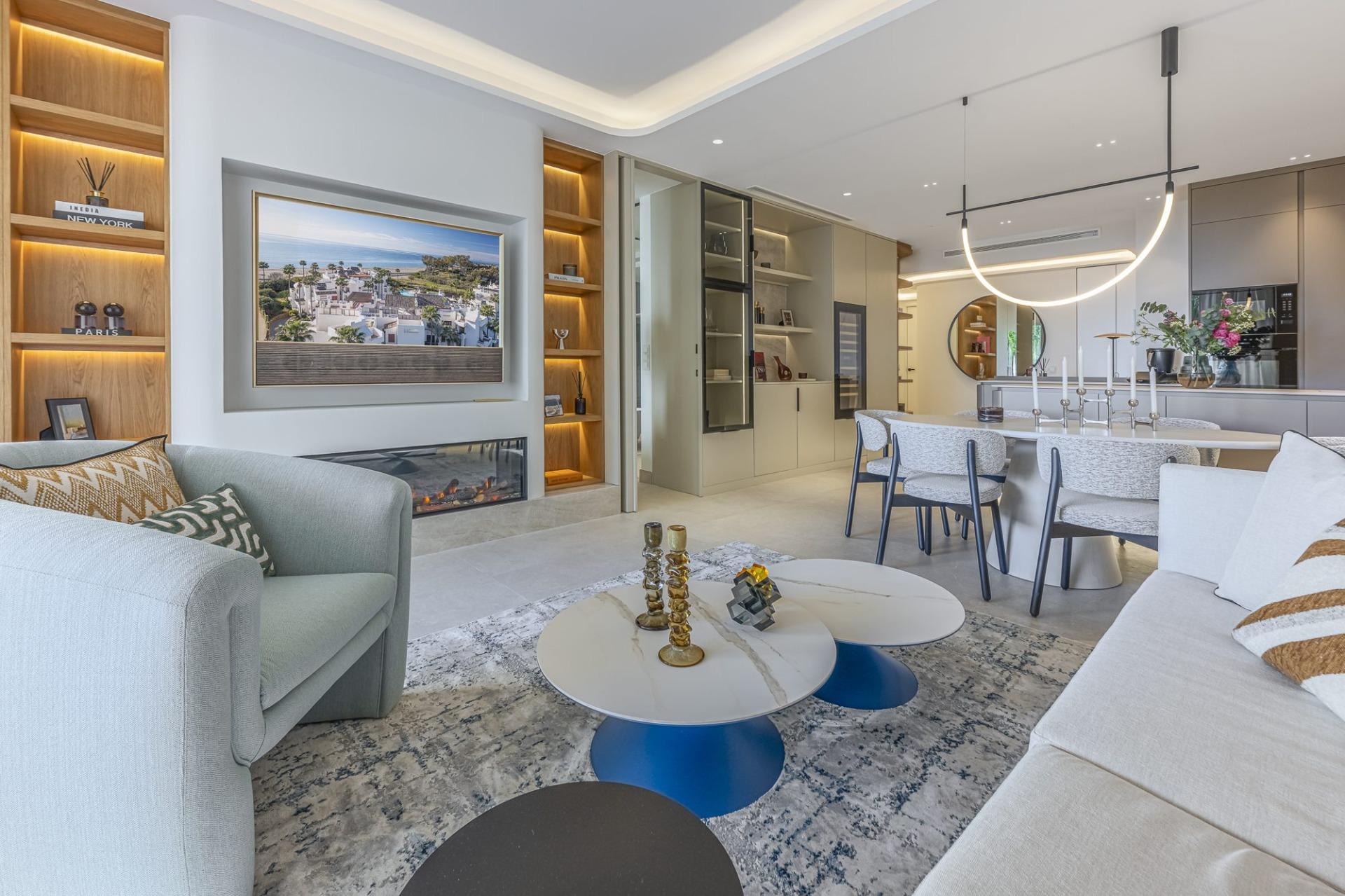 Renovated Frontline Beach Apartment with Sea Views, New Golden Mile, photograph 7