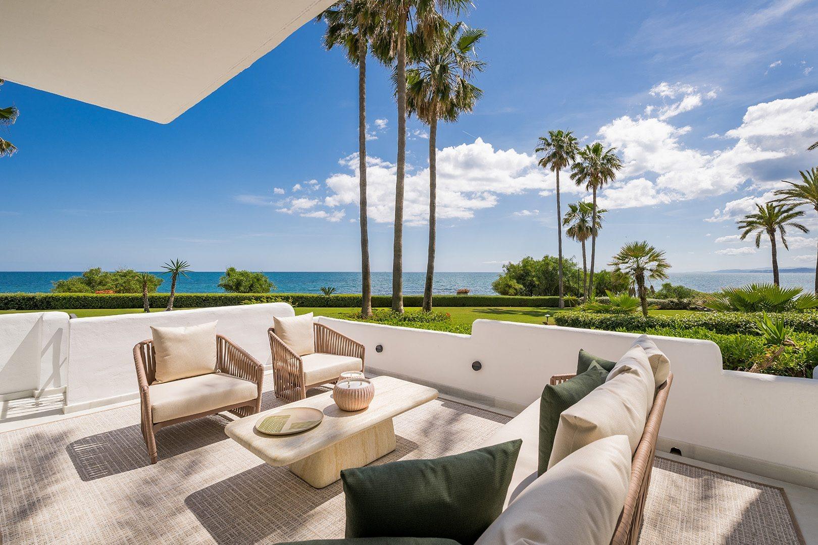 Renovated Ground Floor Beach Apartment with Sea Views, Estepona, photograph 2