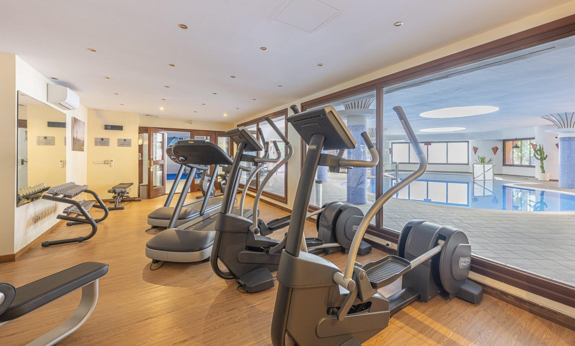 Spectacular Four Bedroom Penthouse with Rooftop Terrace, New Golden Mile, photograph 11