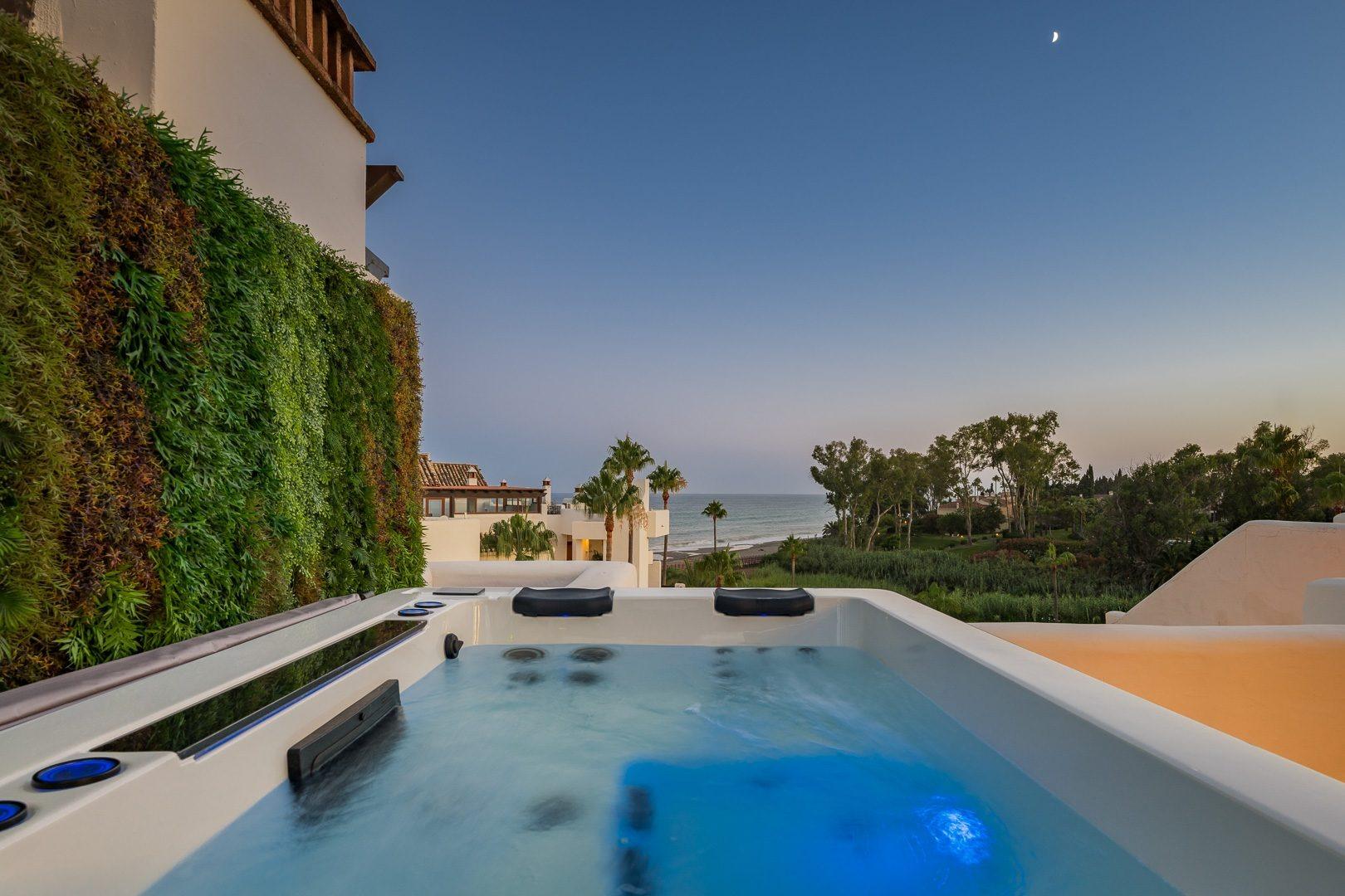 Frontline Beach Penthouse with Rooftop Terrace, Jacuzzi and Sea Views, New Golden Mile