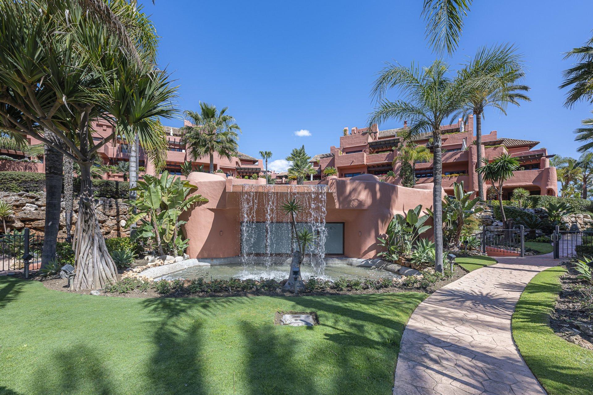 Spectacular Four Bedroom Penthouse with Rooftop Terrace, New Golden Mile, photograph 13